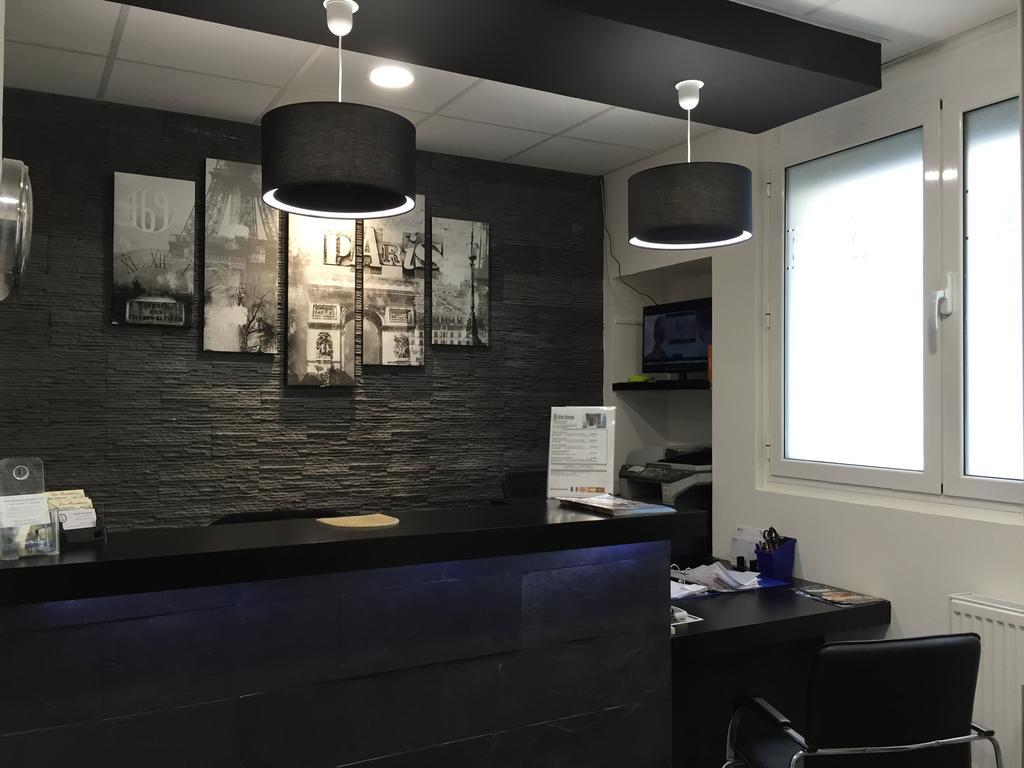 Hotel Moderne Maisons-Alfort Exterior photo Reception area of the clinic