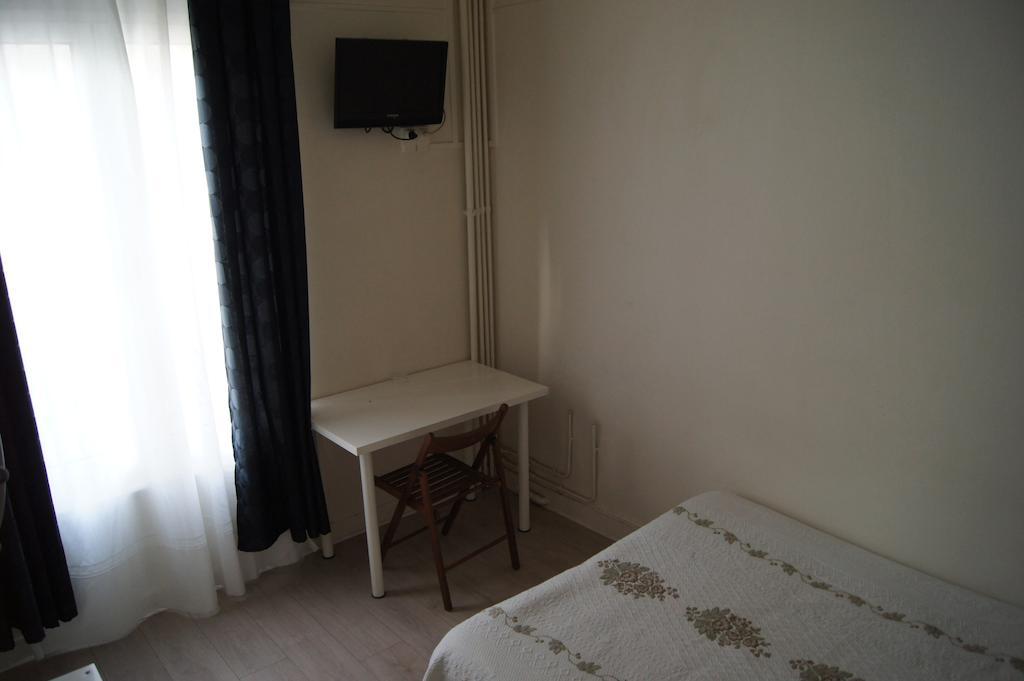 Hotel Moderne Maisons-Alfort Room photo A room at the hostel