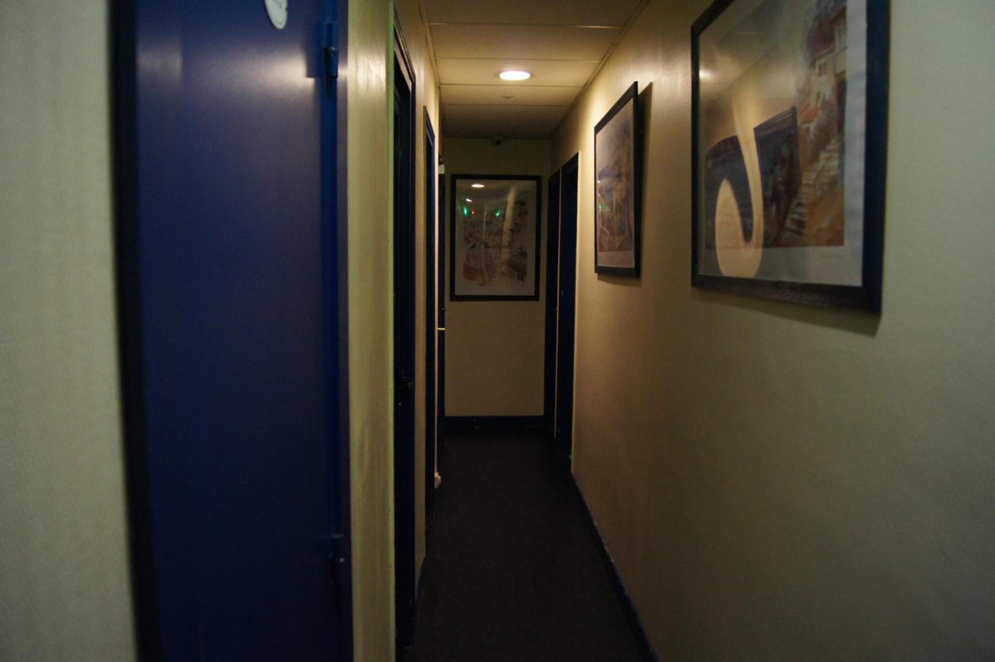 Hotel Moderne Maisons-Alfort Exterior photo A corridor at the hotel