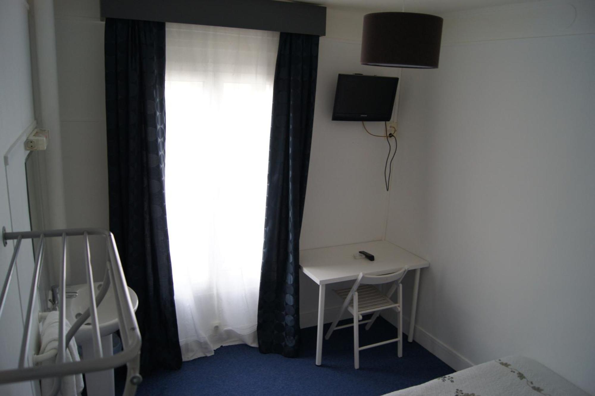 Hotel Moderne Maisons-Alfort Exterior photo A room at the hotel