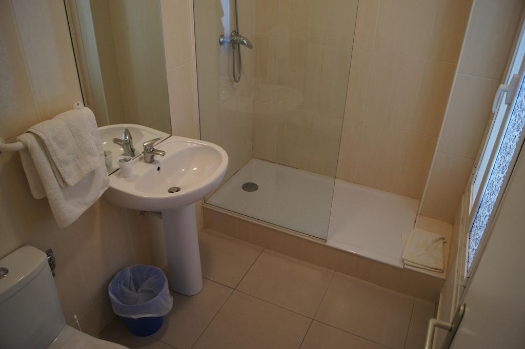 Hotel Moderne Maisons-Alfort Room photo A wet room