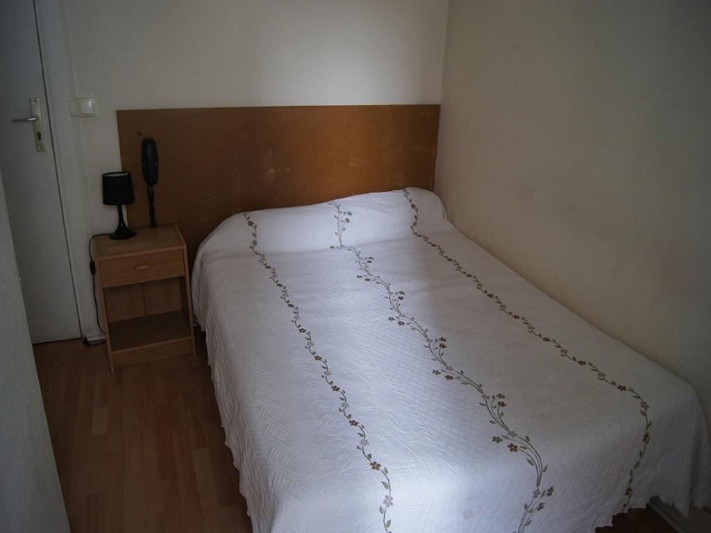 Hotel Moderne Maisons-Alfort Room photo A single bed