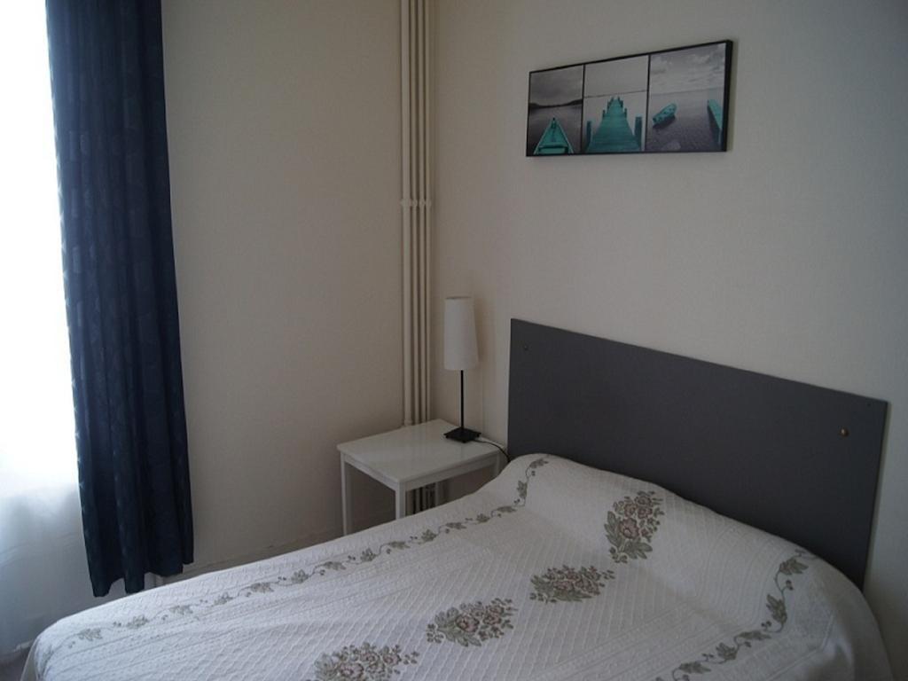 Hotel Moderne Maisons-Alfort Room photo A bedroom in a typical apartment