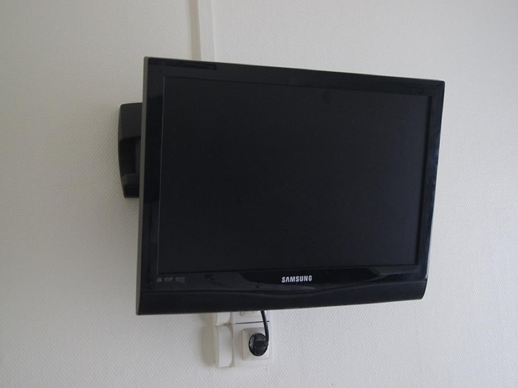 Hotel Moderne Maisons-Alfort Room photo A Samsung TV