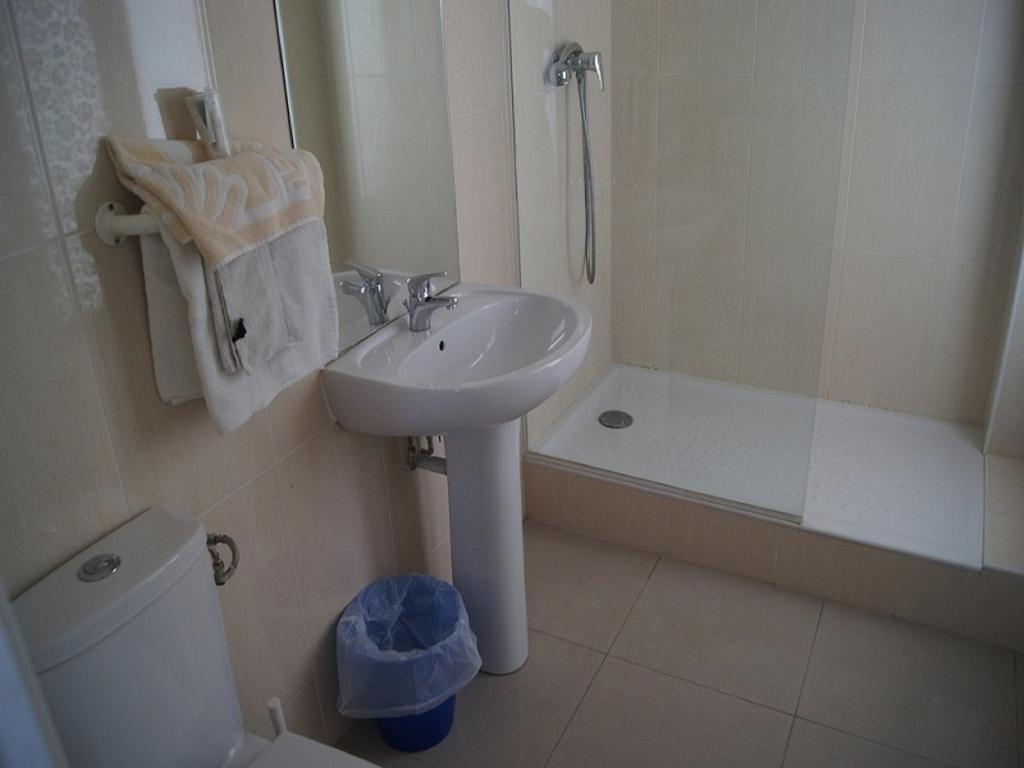 Hotel Moderne Maisons-Alfort Room photo A wet room