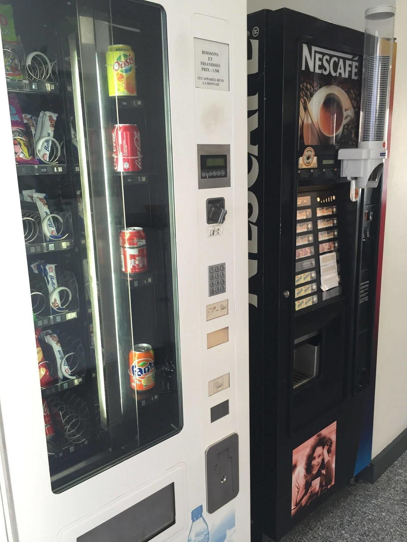 Hotel Moderne Maisons-Alfort Exterior photo A vending machine in China