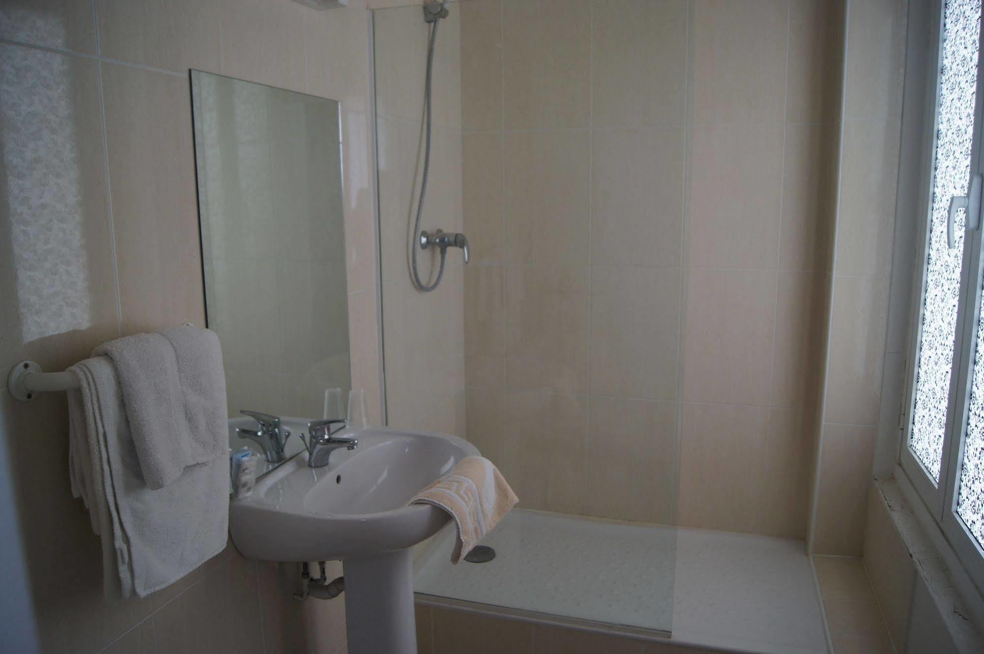 Hotel Moderne Maisons-Alfort Exterior photo A shower cubicle